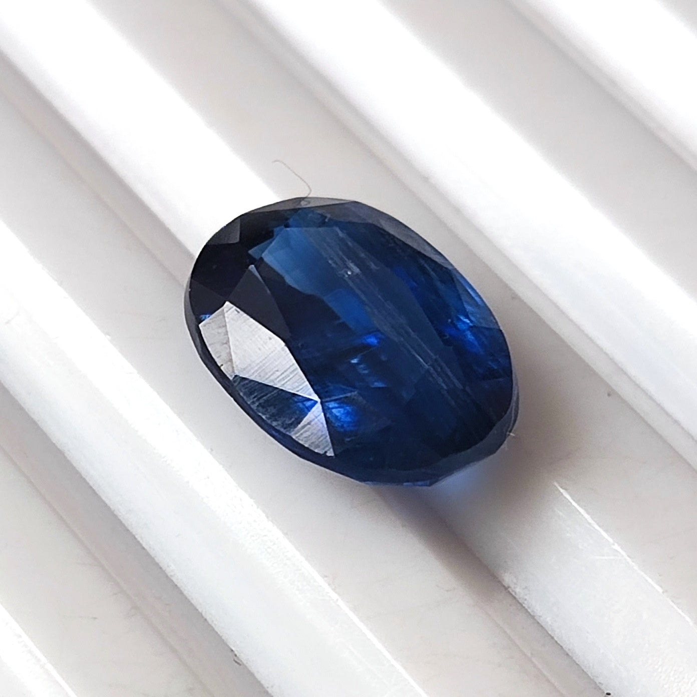 3.75 CARAT 8.1X10.7X4.9(WXLXD) NATURAL OVAL CUT KYNITE GEMSTONE