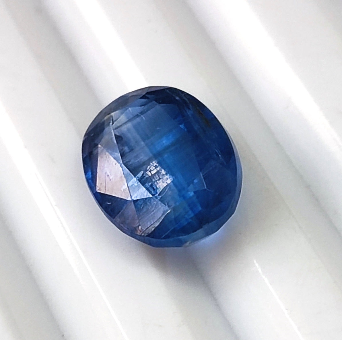 3.45 CARAT 8X10.5X4.7 (WXLXB) NATURAL OVAL CUT KYNITE